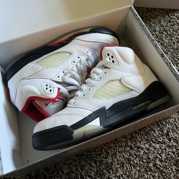 Air Jordan 5 - Picture 2 of 6